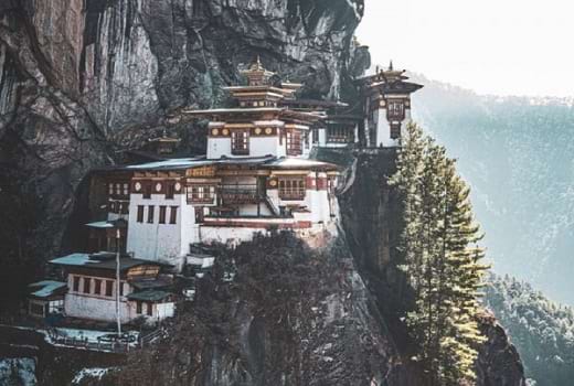 Großer Buddha Dordenma vor Bergkulisse in Bhutan