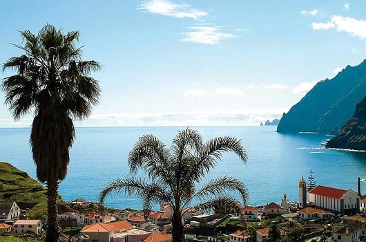 Blick auf Sandstrand im Ort Calheta Madeira